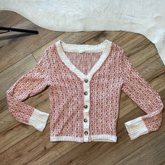 Buckle Gilded Intent Raw edge button down cardigan
Ribbed trim - Picture 5 of 13